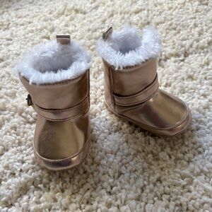 Metallic Rose Gold Pink Baby Boots with White Fur Trim Slip In New Without Tags